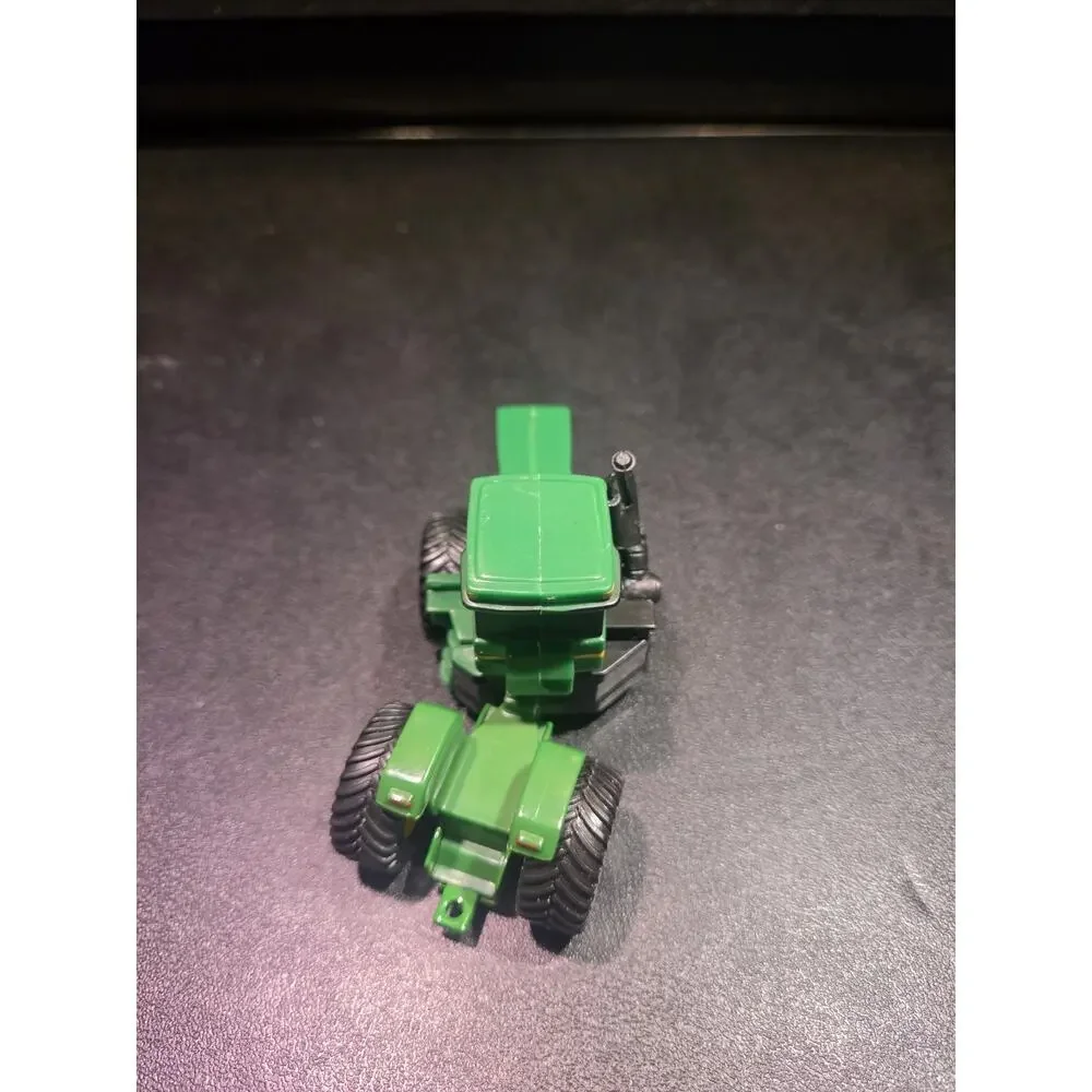 1/64 ERTL JOHN DEERE 119 8 SR00 Metal Bottom And Hitch, Plastic Upper Shell